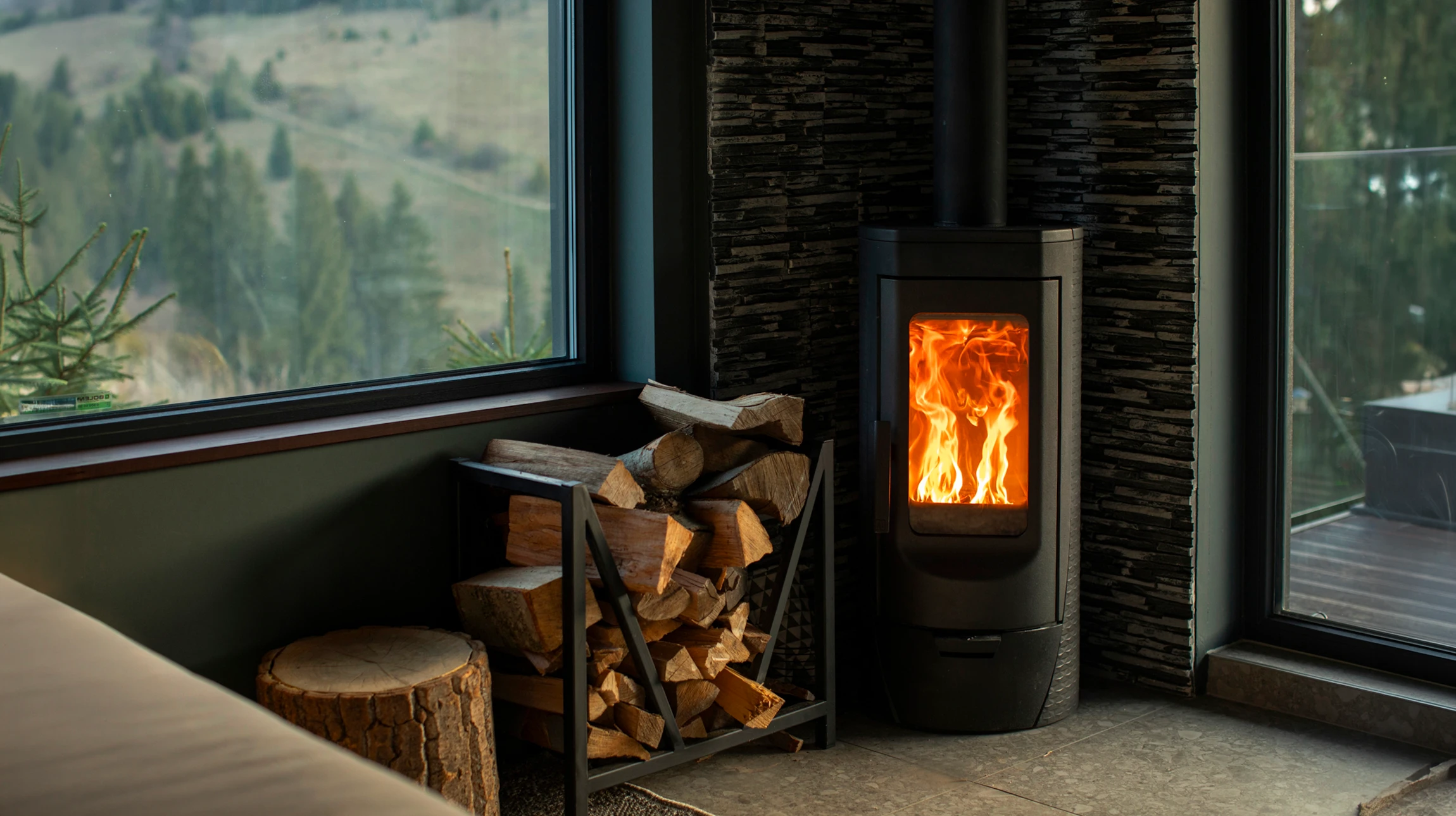 Intérieur résidentiel avec poêle à granulés moderne en fonctionnement, flammes visibles dans le foyer vitré