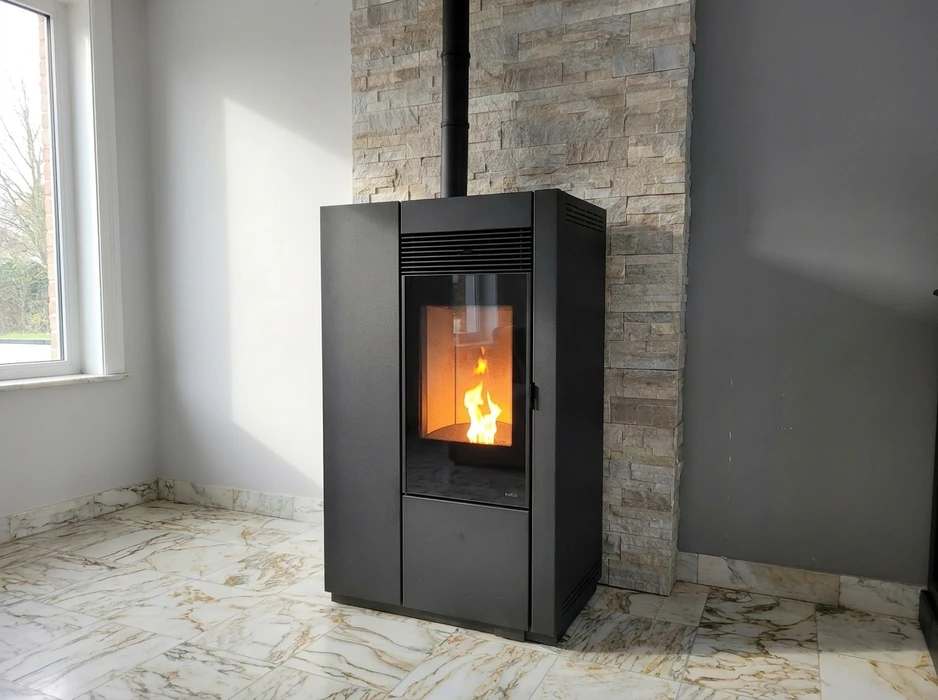 Toiture en ardoise naturelle grise avec installation d'un conduit de fumée double paroi en acier laqué noir mat
