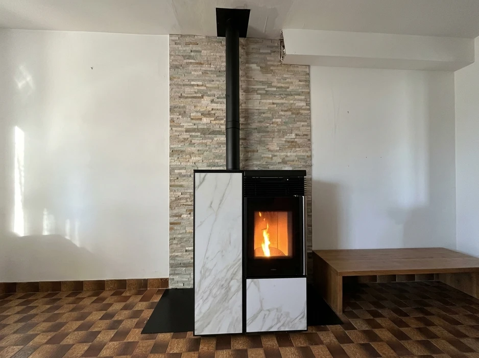 Intérieur résidentiel moderne avec poêle à bois design installé en angle