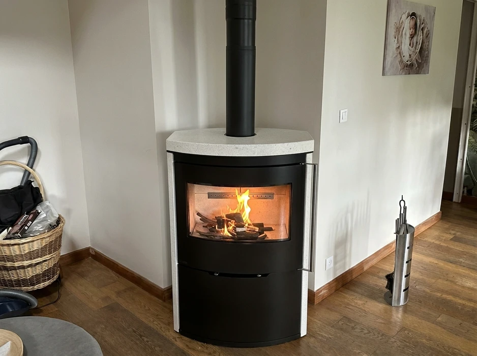 Poêle à granulés design cylindrique, laqué noir et blanc, avec vitre de combustion rectangulaire révélant une flamme vive