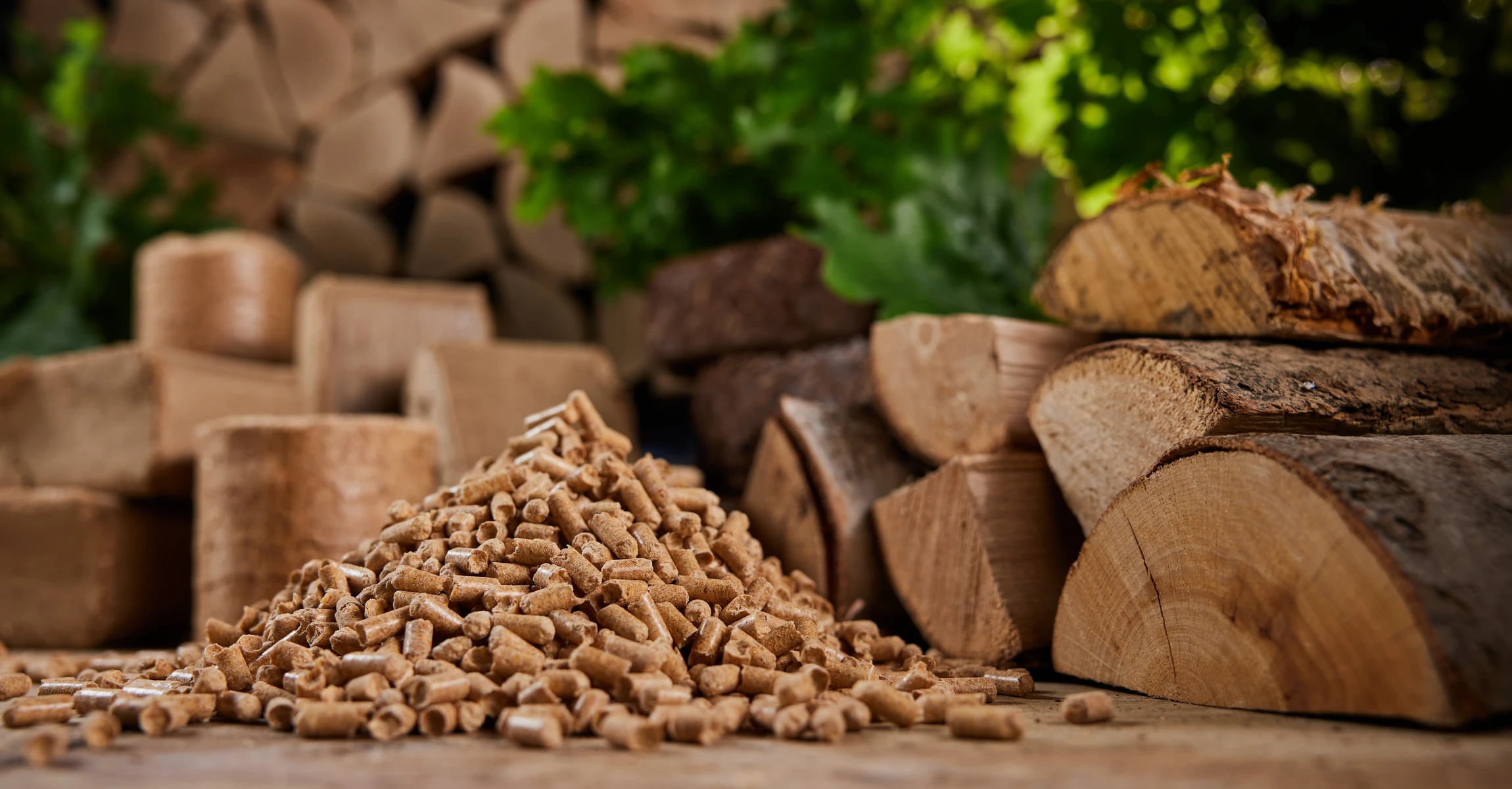 Scène intérieure montrant des granulés de bois disposés dans un panier en osier tressé avec anses en corde naturelle, débordant sur une surface en bois